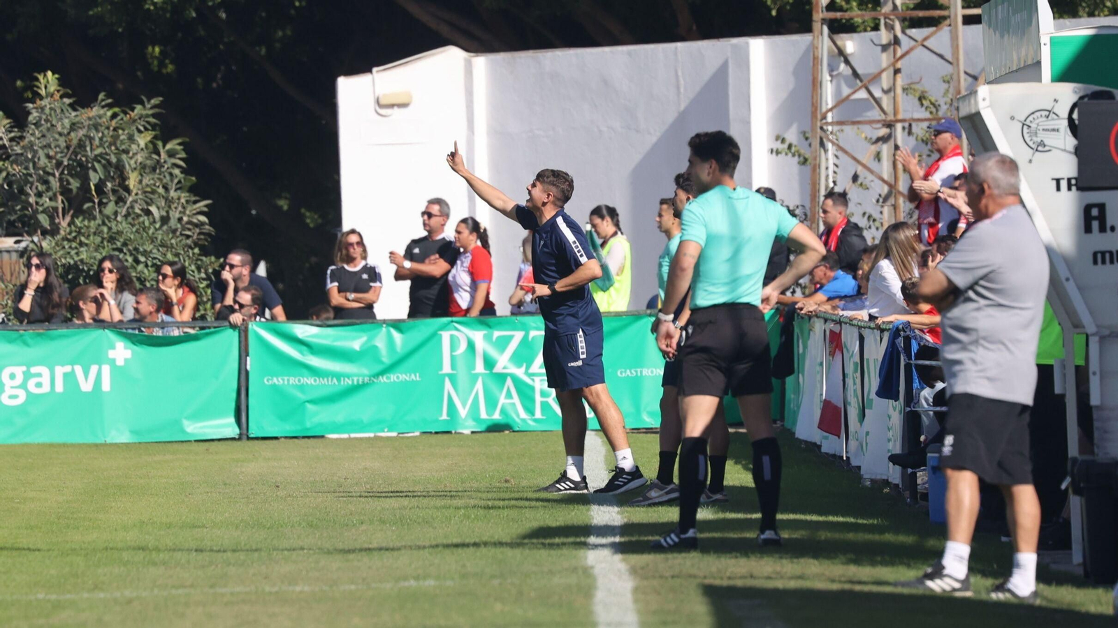 El banquillo del Algeciras en Torremolinos, sin el sancionado Javi Vázquez.