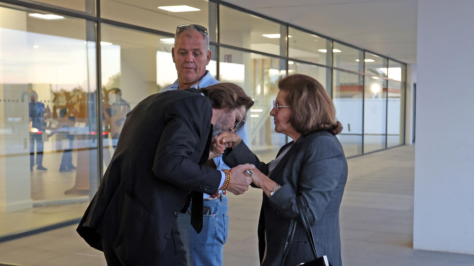 Juan José Padilla, saludando a Pepita Camacho, viuda del  torero Rafael Ortega, en  el tanatorio