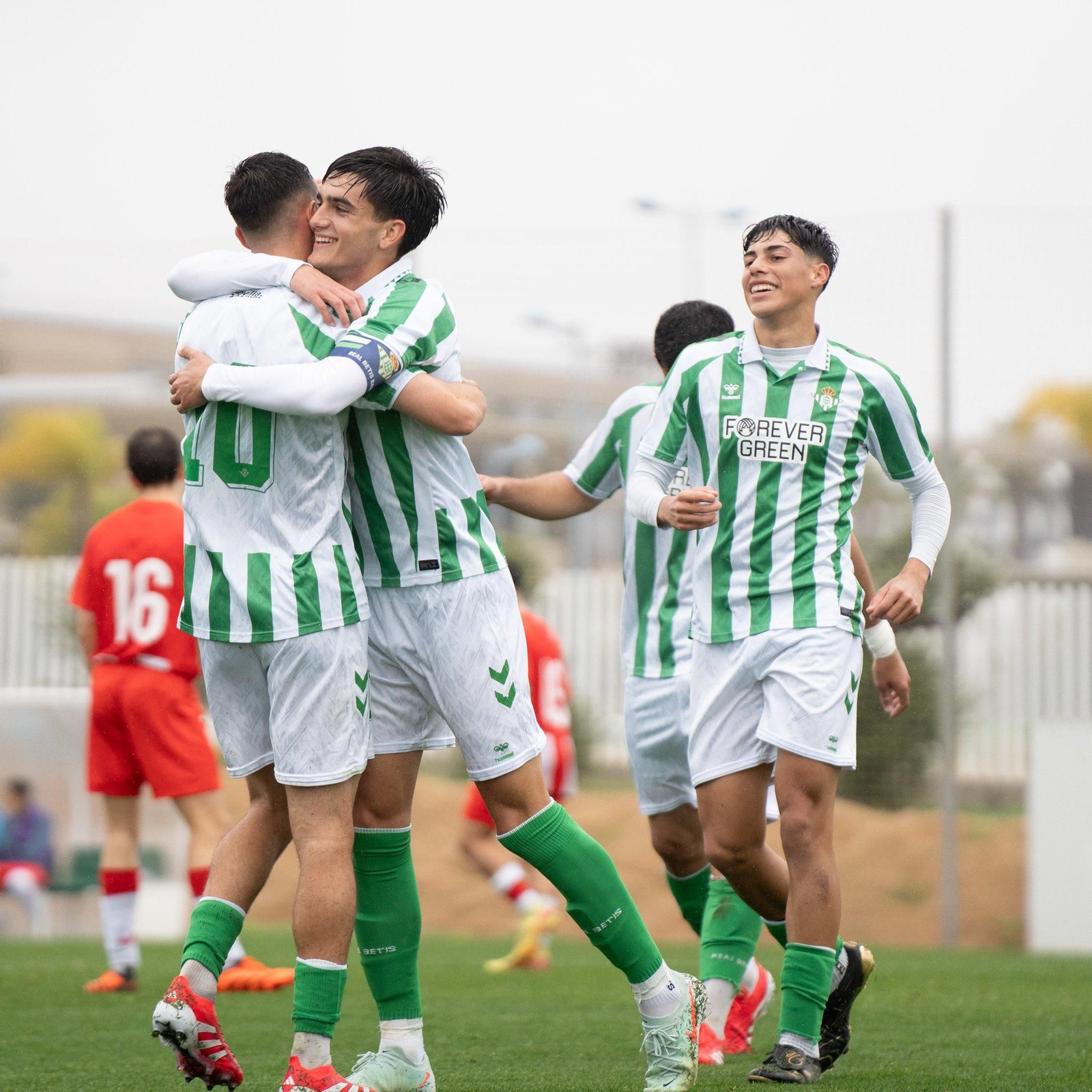 Los verdiblancos celebran uno de sus siete goles en su partido frente a los almerienses.