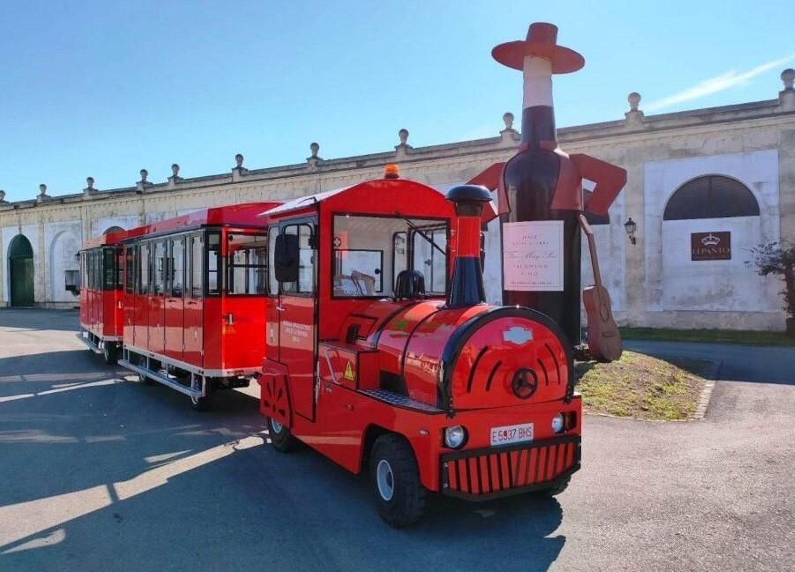 Medio de transporte para mayores y pequeños que lleva a conocer el interior de esta gran bodega.
