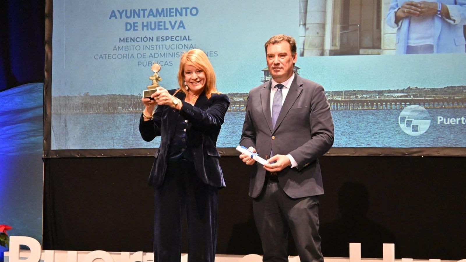 Pilar Miranda recibiendo la Mención Especial al Ayuntamiento de manos de Alberto Santana.