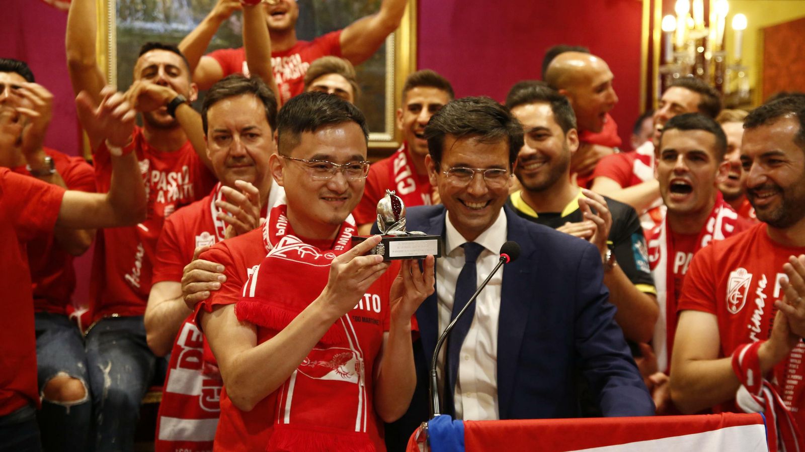 El alcalde en funciones le entregó al presidente del cub una granada.