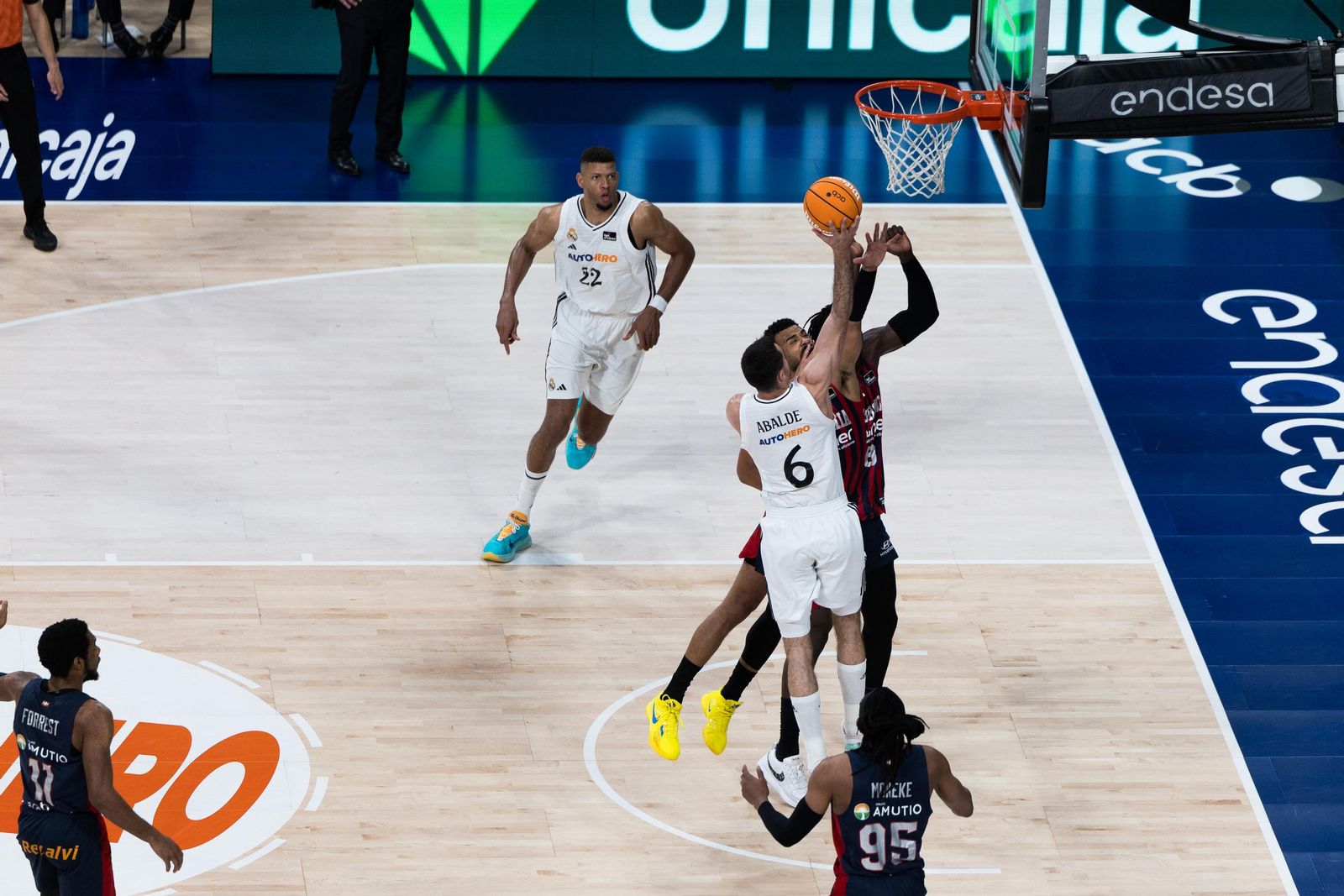 El Real Madrid sufre pero gana al Baskonia (82-76)