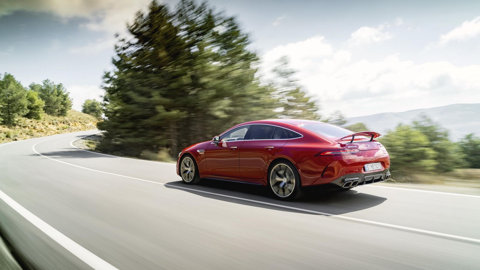 Son parte del diseño característico de esta versión del coupé de cuatro puertas el faldón trasero o la placa “E Performance”.