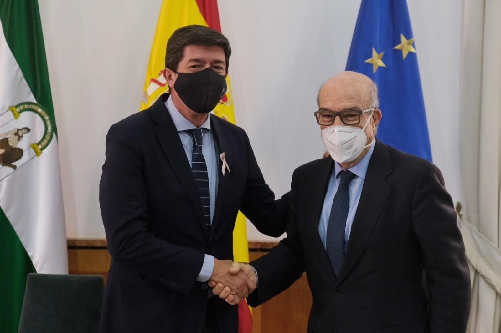 El vicepresidente de la Junta y el CEO de Dorna tras la firma del acuerdo en el Palacio de San Telmo.