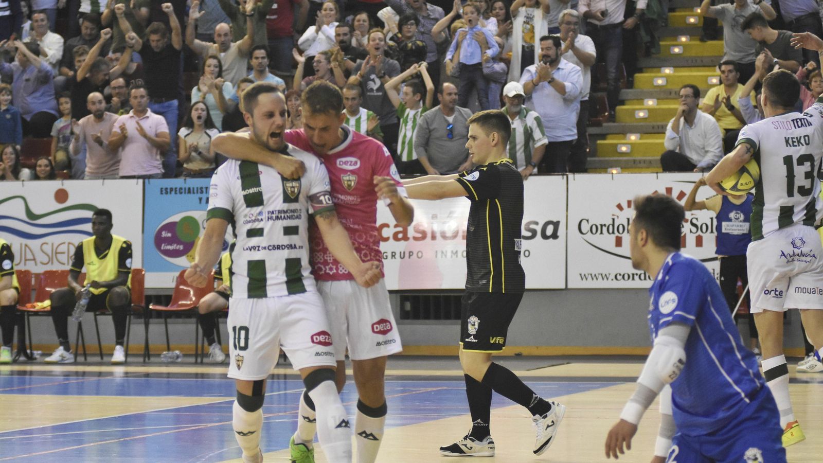 Manu Leal celebra su gol, el que a la postre inició la remontada.