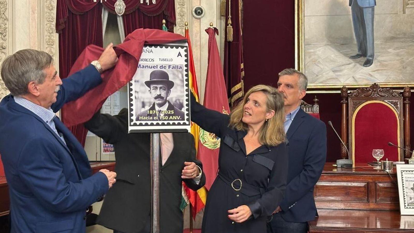 El diseñador del Tusello, Juan Antonio Casas, con la concejala Maite González durante la presentación.
