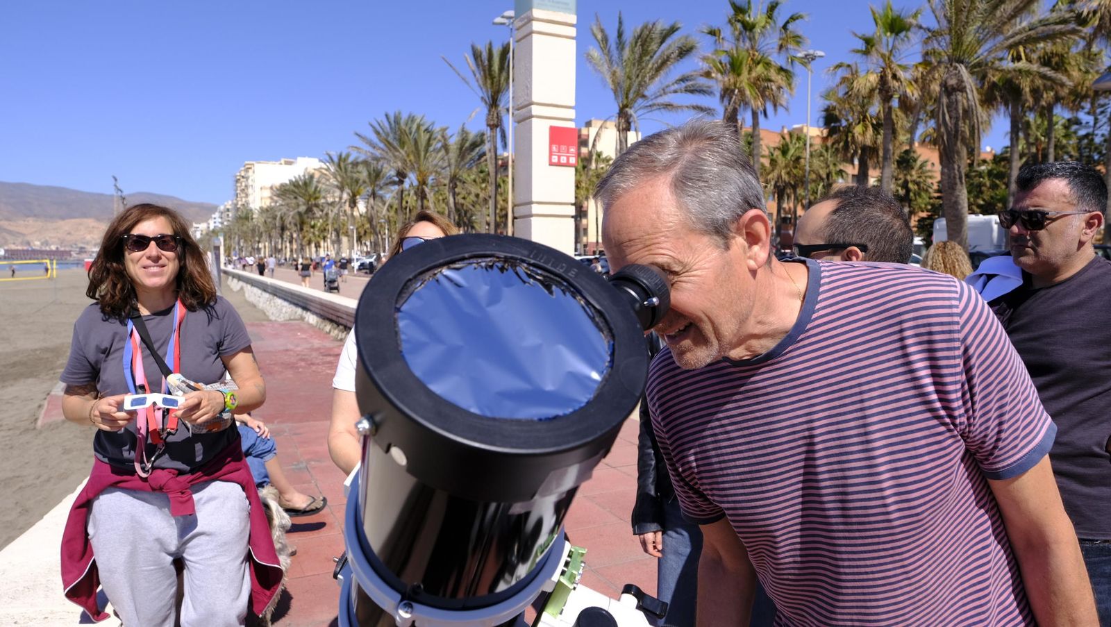 Almería observa el eclipse solar desde el Paseo Marítimo, en imágenes