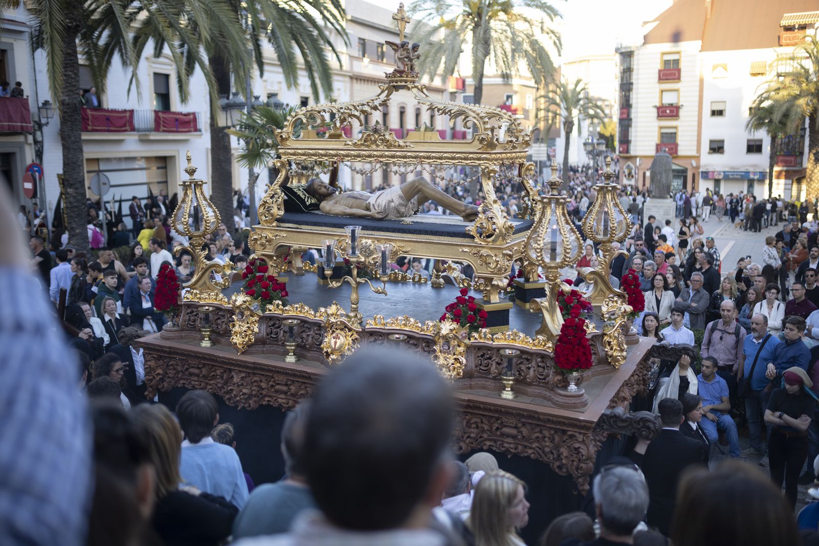 La Hermandad del Santo Entierro de la Semana Santa de Huelva 2023, en imágenes