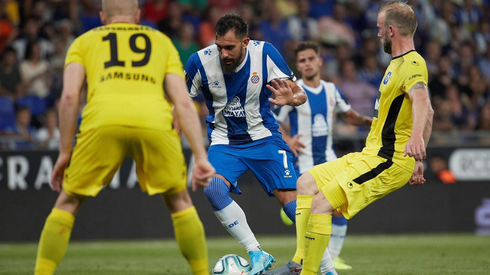 Borja Iglesias regatea a un rival en el partido del pasado jueves.