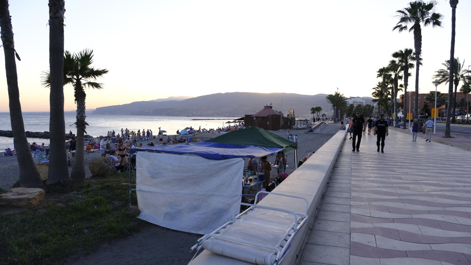 Imágenes de las hogueras de la Noche de San Juan en Almería capital