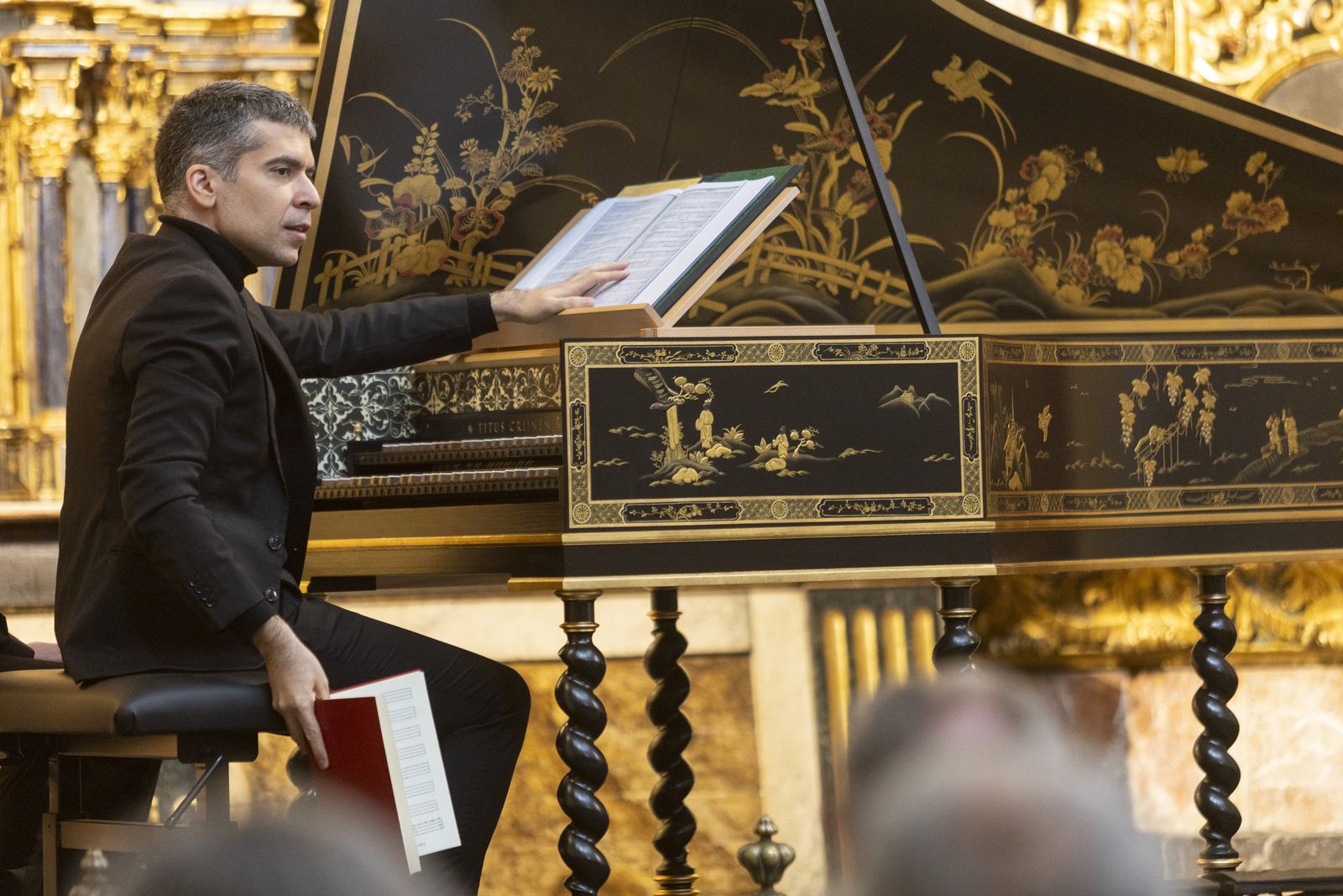 Diego Ares explicando con amenidad el programa del concierto.