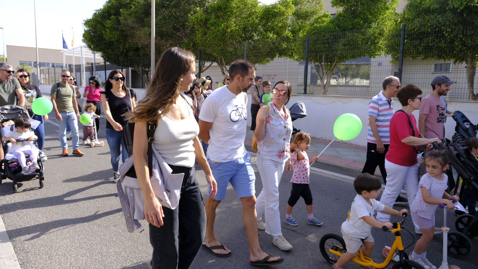 Imágenes de la manifestación de padres de la Vega de Acá solicitando un colegio nuevo