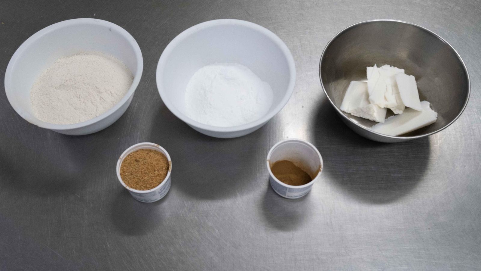 Harina seca, azúcar molida, manteca de cerdo, almandras y canela, ingredientes de los mantecados