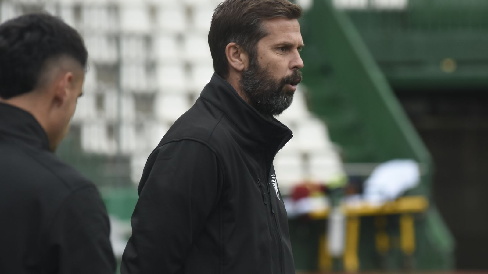 David Sánchez sigue el juego atento y pensativo.