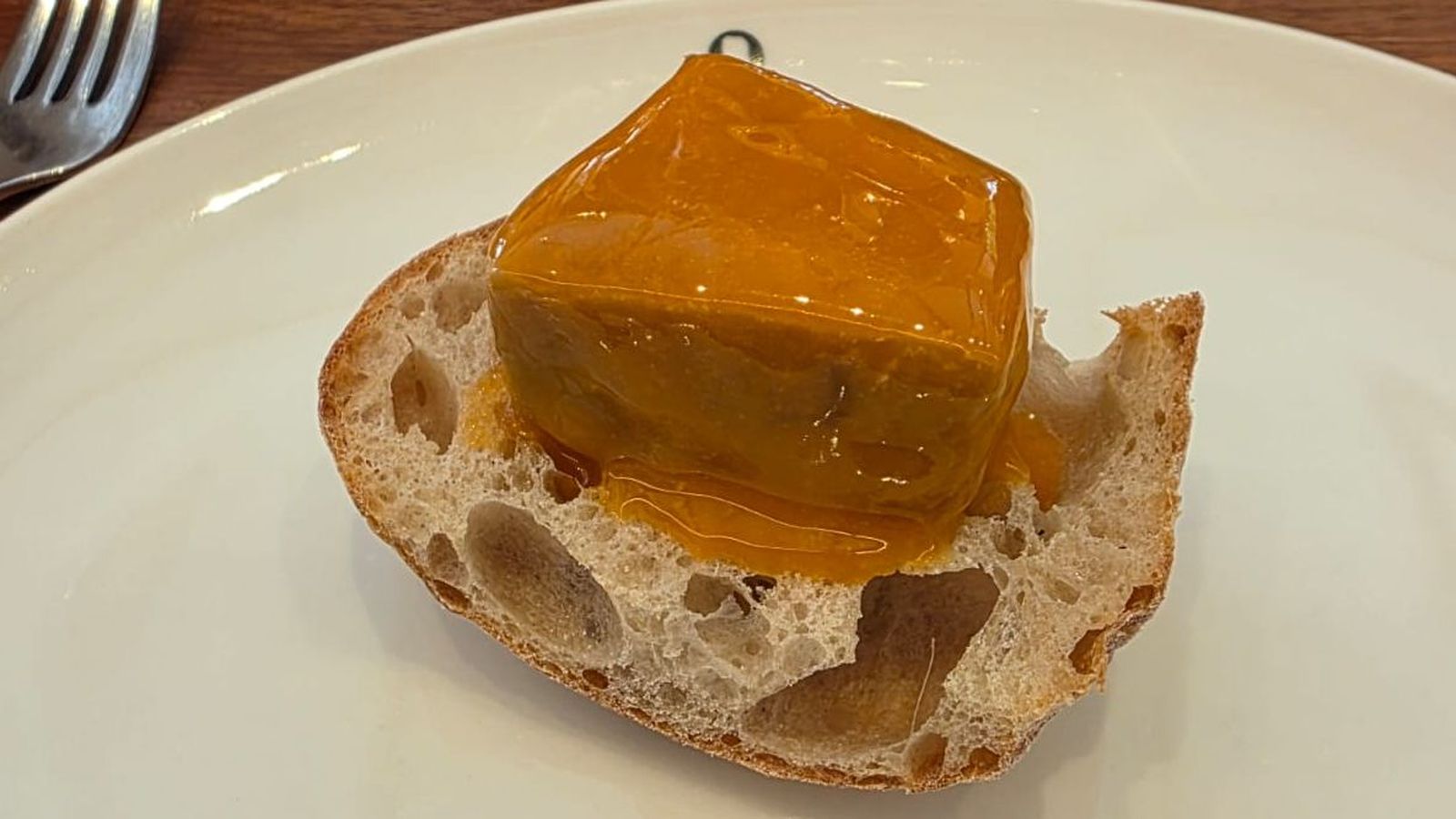 Tarantelo en manteca 'colorá' con pan de cristal.