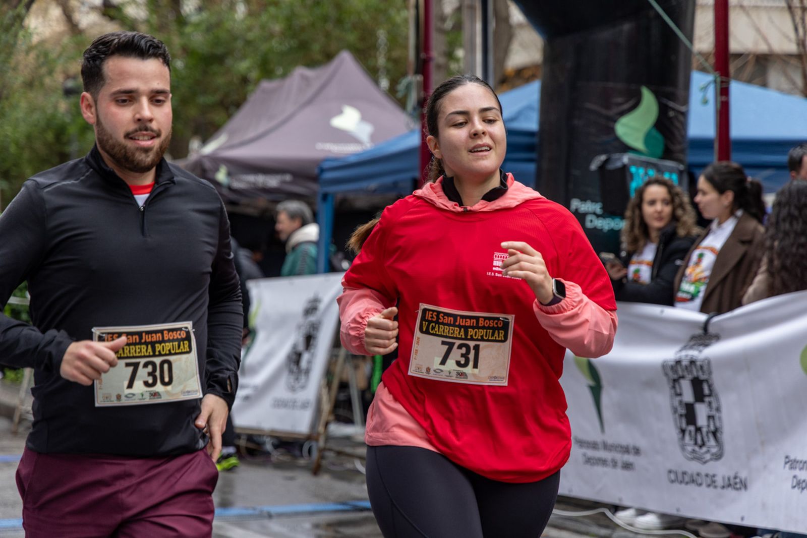 En imágenes: la lluvia no frena a más de un millar de corredores en la V Carrera Popular del IES San Juan Bosco (2)