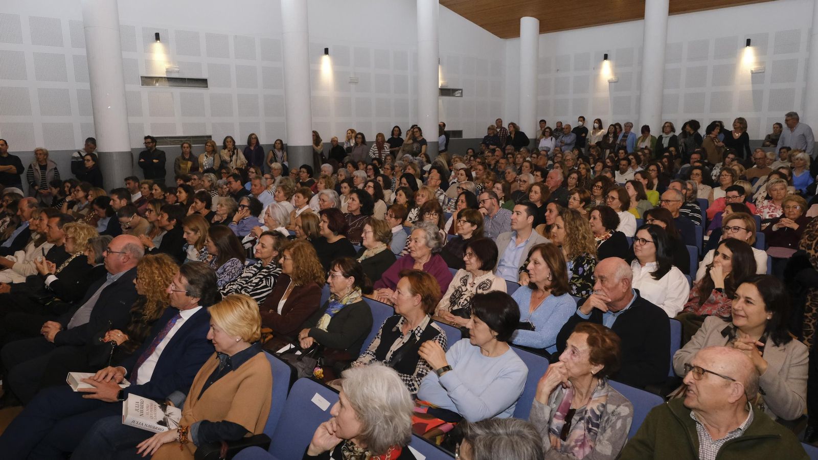 Público asistente al acto que llenó el salón totalmente.
