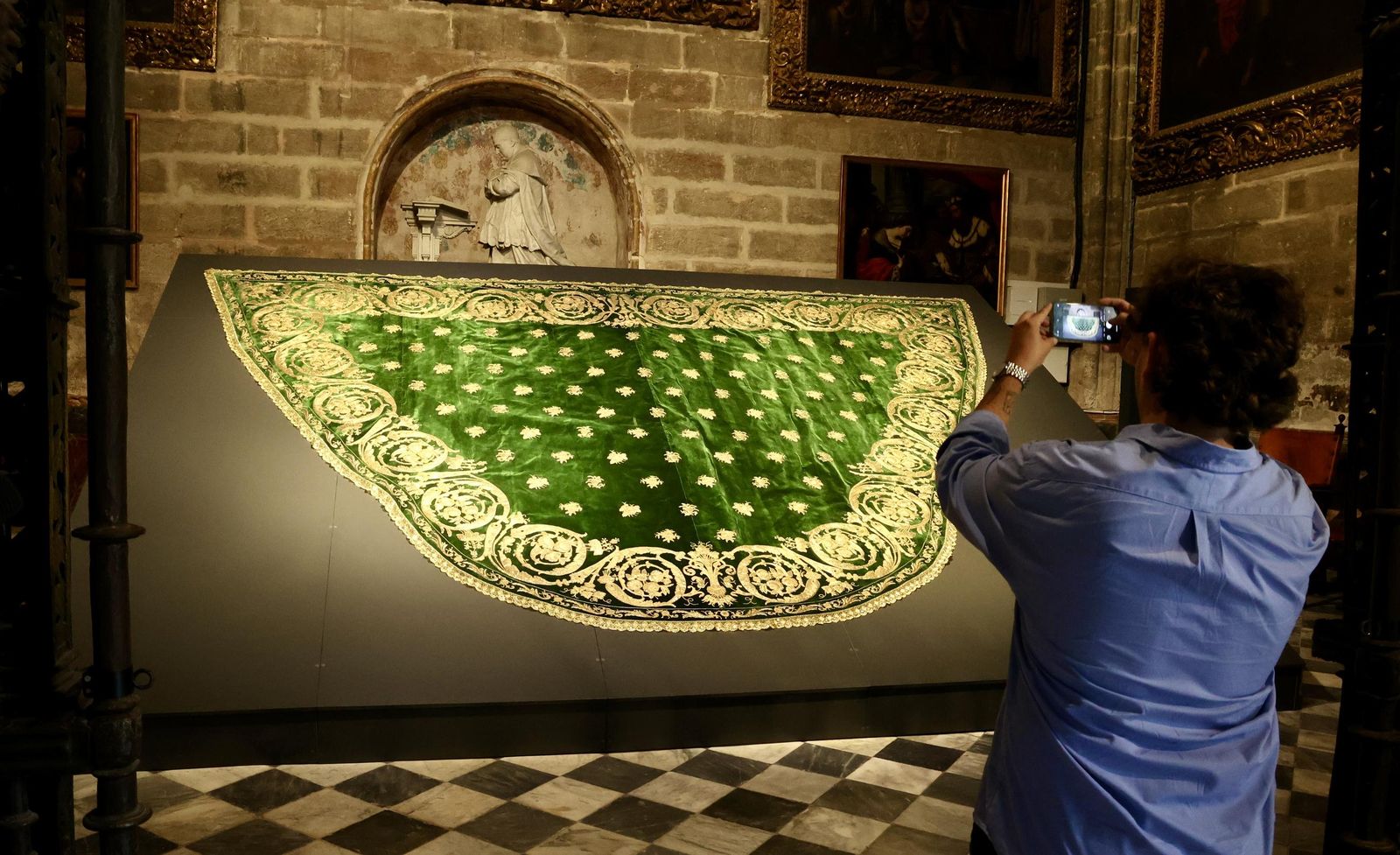 Restauración del manto verde de la Virgen de los Reyes