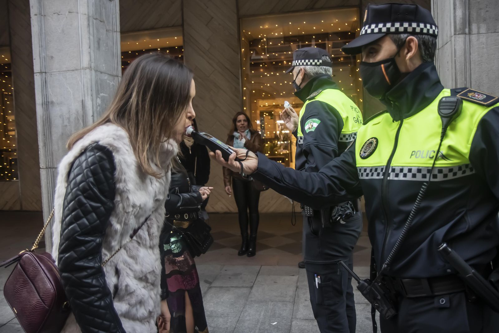 Agentes realizando un control de alcoholemia