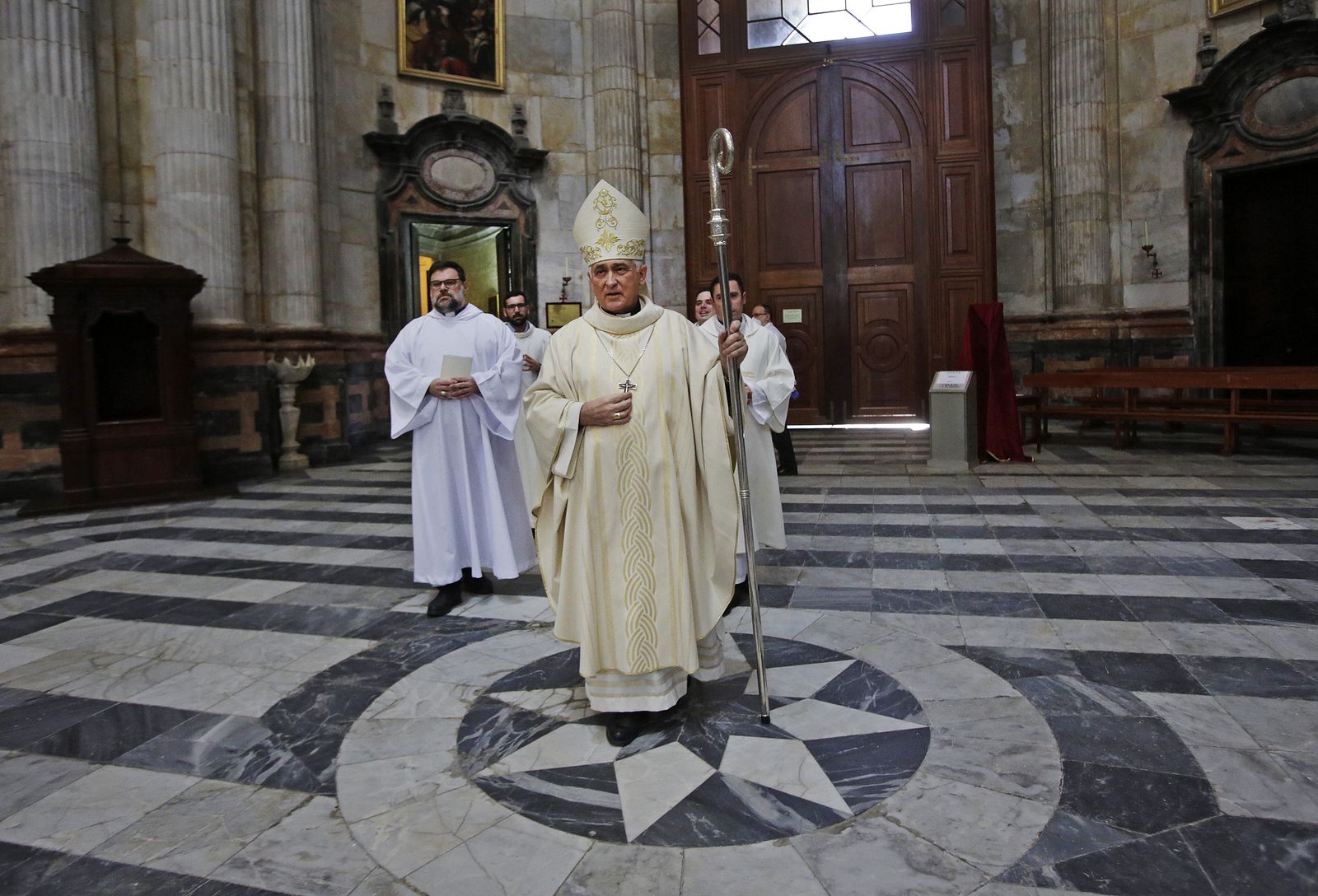 Primera misa en la Catedral de Cádiz, oficiada por el Obispo.