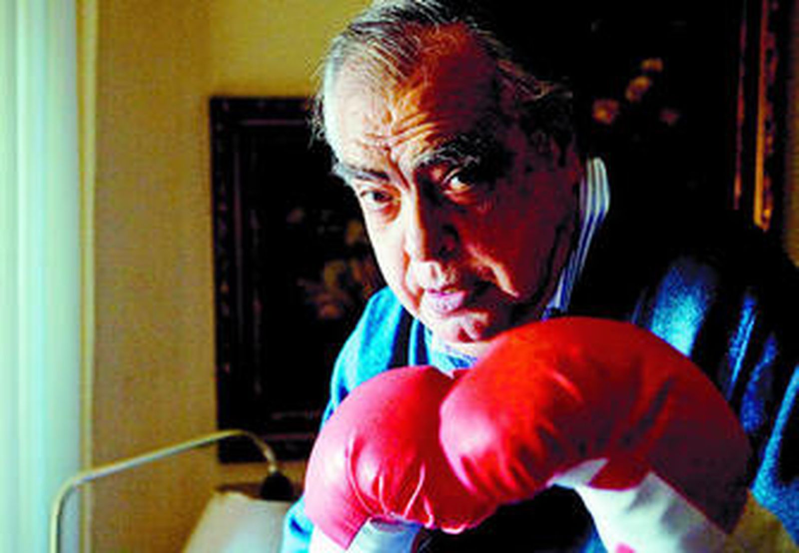 El escritor Julio Manuel de la Rosa, en plena forma y listo para el combate.