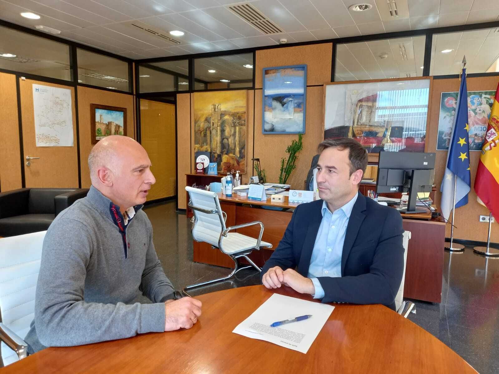 El delegado de Desarrollo Educativo con un profesor del IES Alonso Sánchez