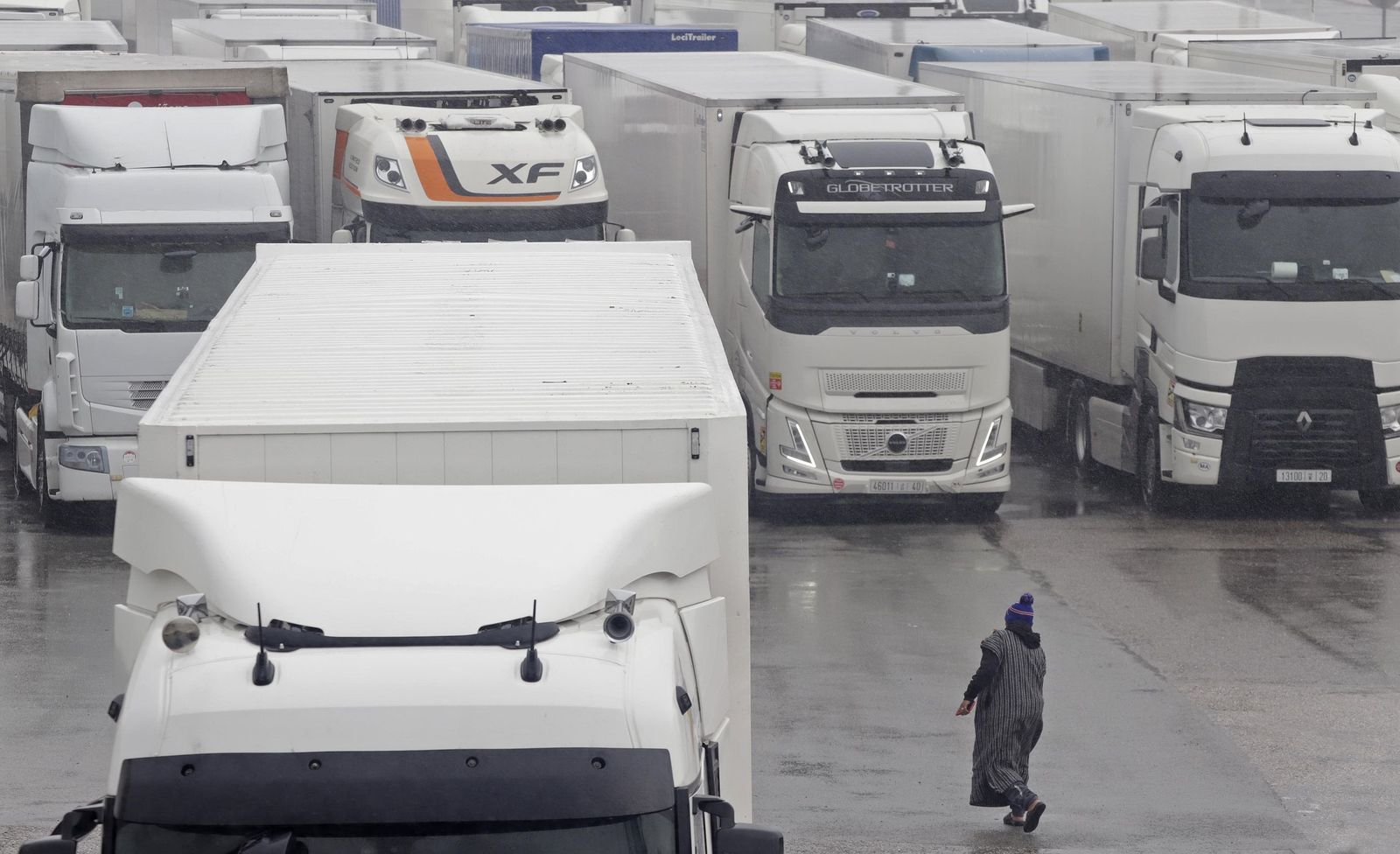 Fotos de la borrasca Joseph: Rachas de 100 km/h cierran el Estrecho y colapsan el Puerto de Algeciras