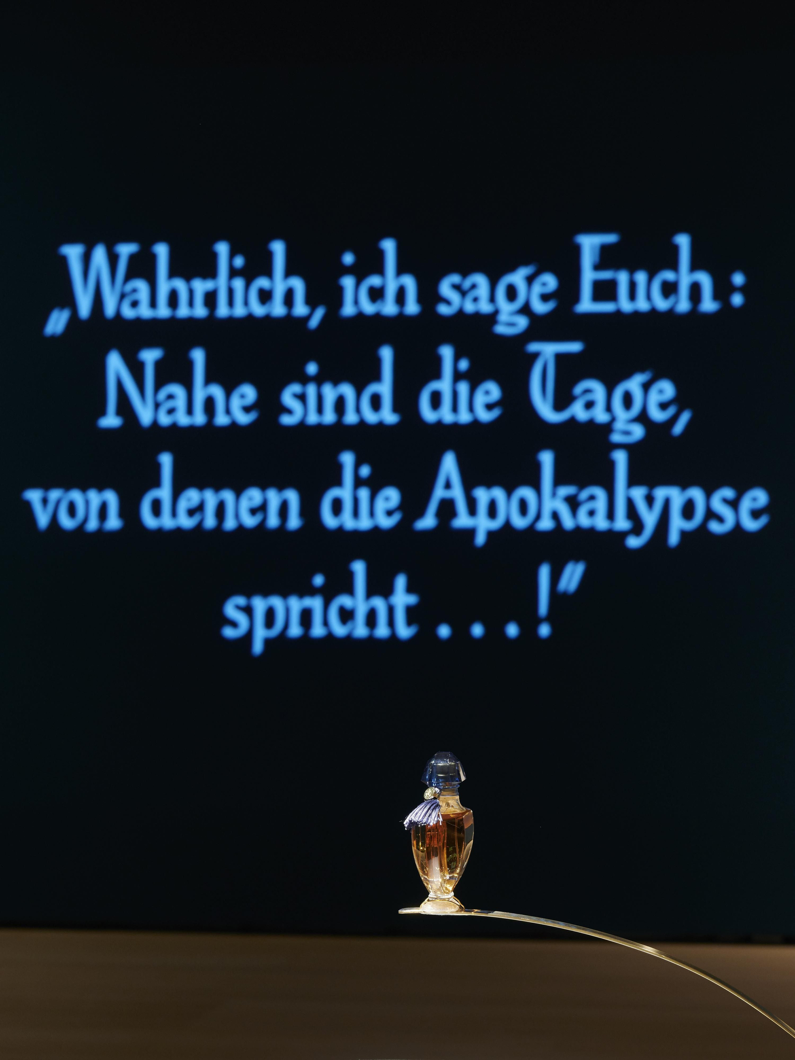 Escenografía diseñada por Calixto Bieito, que incluye perfumes y juegos olfativos.