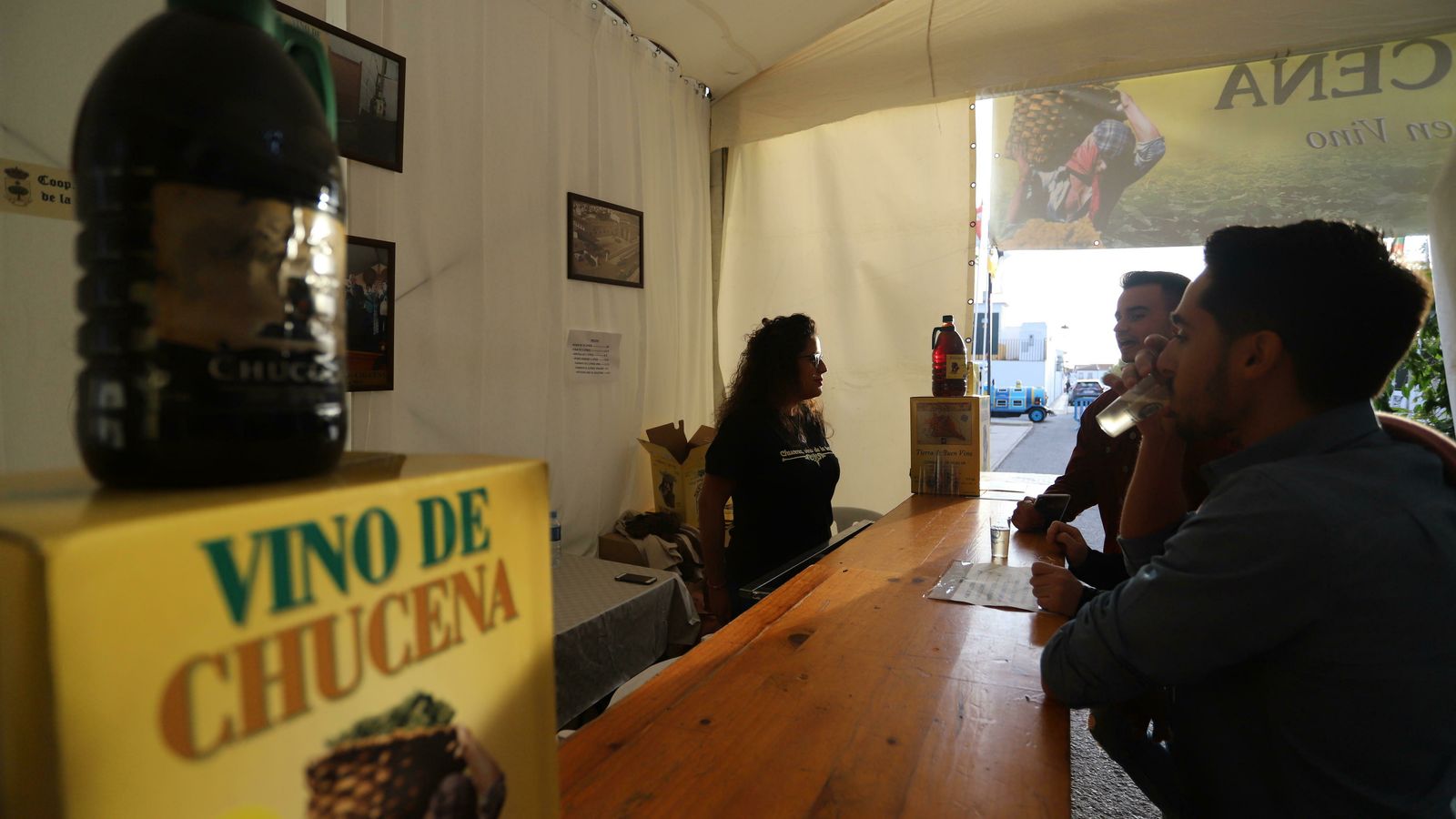 El vino de Chucena fue ayer protagonista absoluto en la feria.