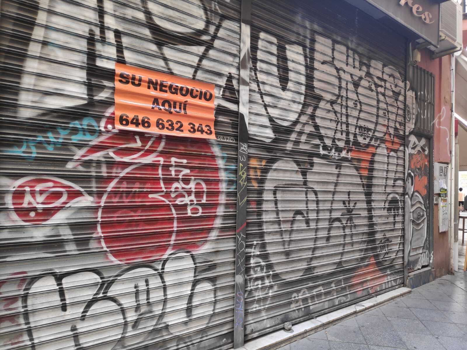 El PP denuncia la "degradación de un casco histórico, inundado de pintadas"