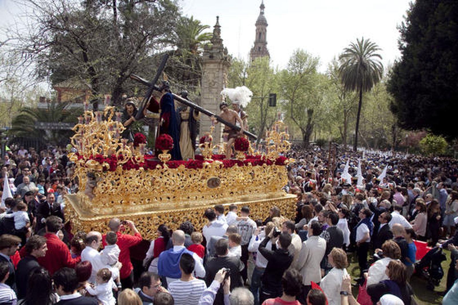 El Misterio del Señor de la Victoria saliendo del Parque de María Luisa.

Foto: Jaime Martínez