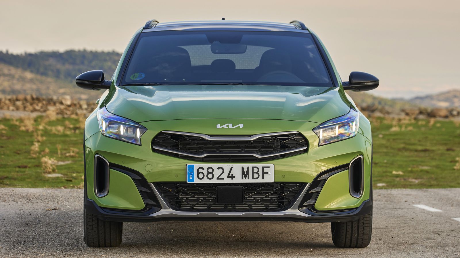 Los GT-Line buscan la distinción a través de algunos cambios respecto a otros XCeed, principalmente, insertando cromados satinados, barras de techo o carcasas de retrovisores en negro, etc.