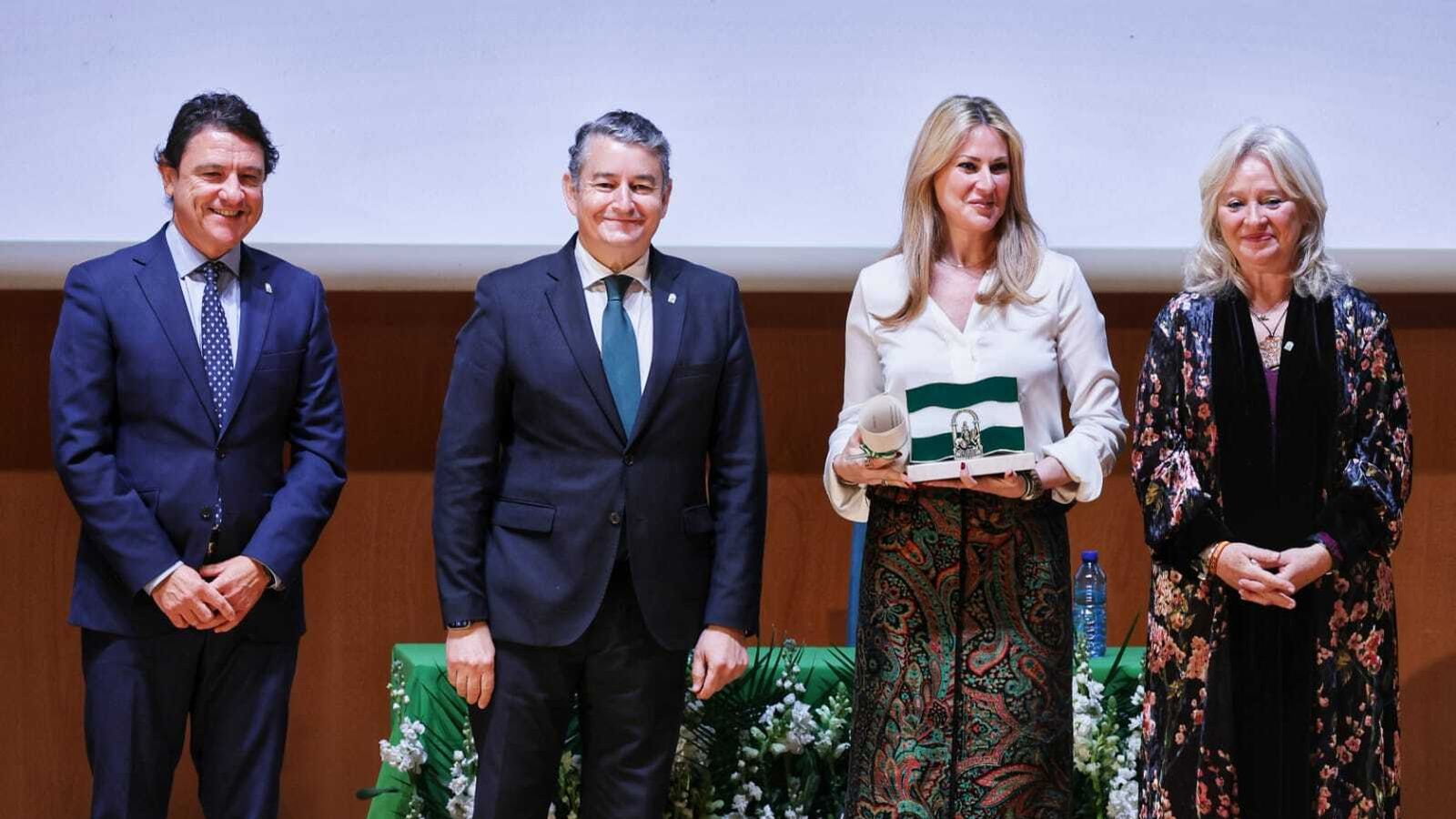 La portavoz de la Pasarela Flamenca Jerez Tío Pepe, con su Bandera de Andalucía.