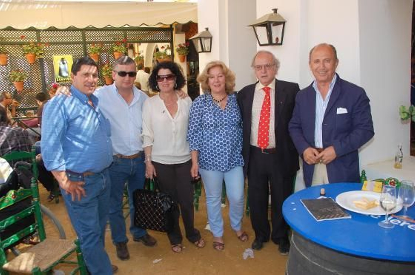 Miembros de la empresa ‘Tepro Consultora Agrícola’ se reunieron ayer en la caseta de Diario de Jerez.

Foto: Manu Garcia