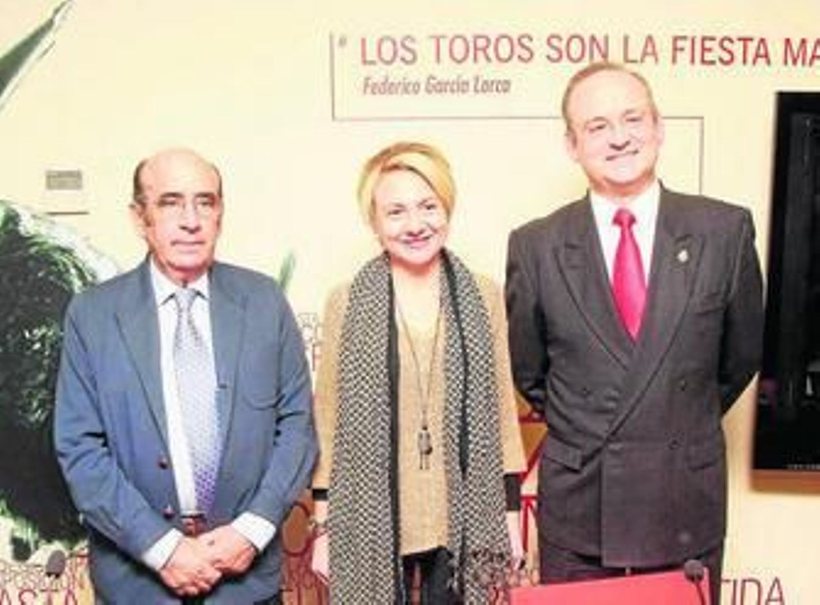 El ganadero Adolfo Martín, con la teniente alcalde Eloísa Cabrera y el periodista Benjamín Montanari.