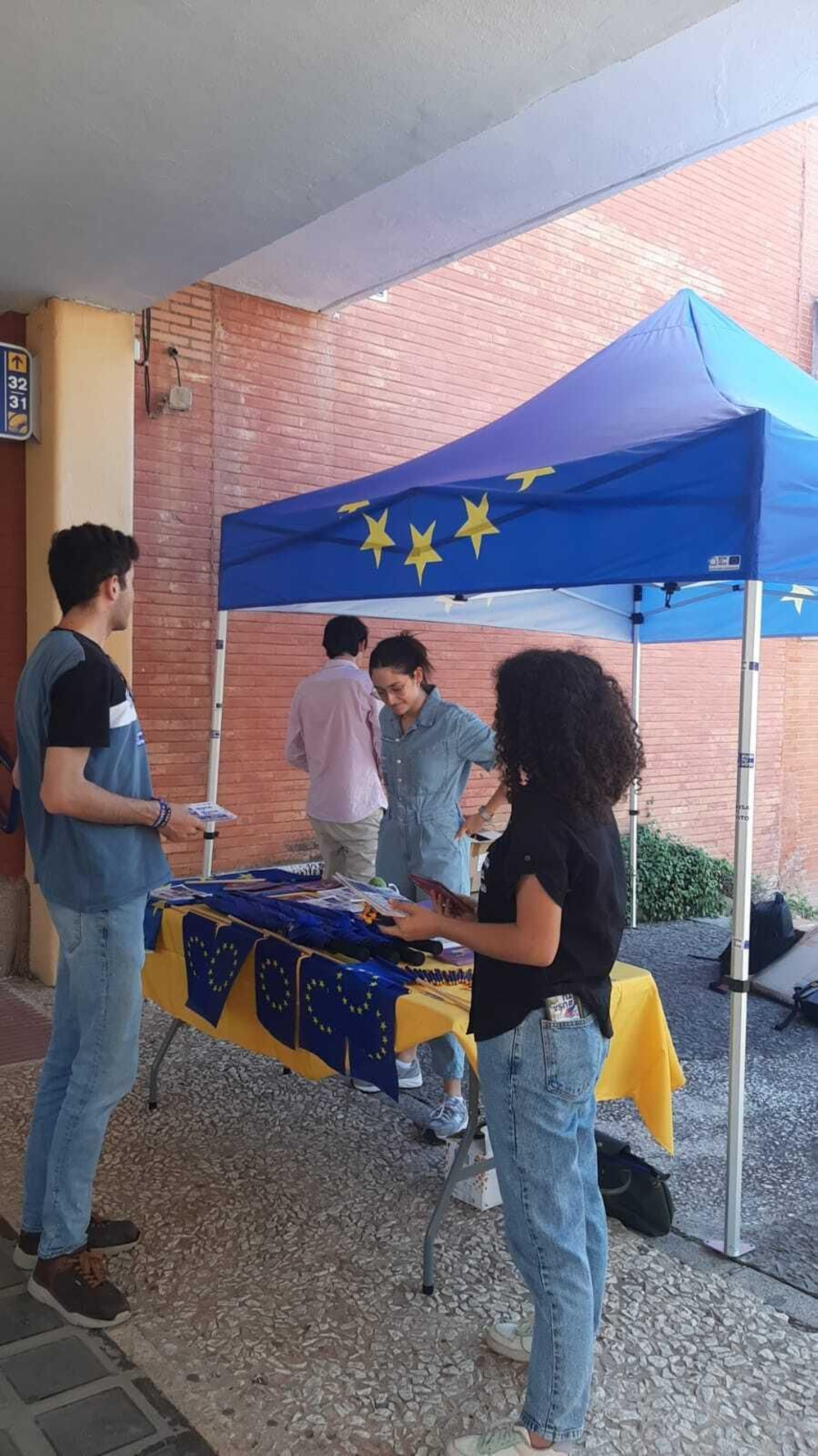 Carpa informativa de Equipo Europa para orientar a los estudiantes. Carpa informativa de Equipo Europa para orientar a los estudiantes.