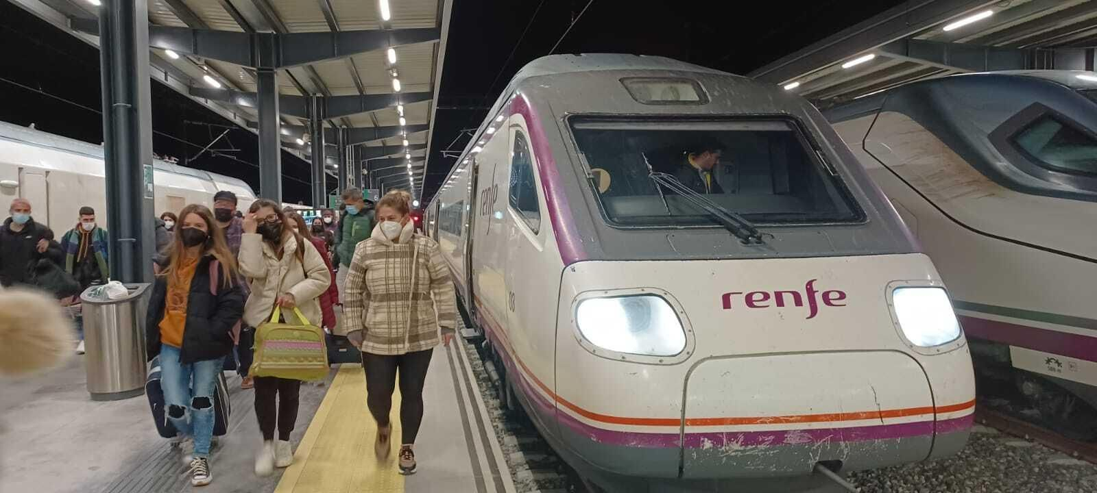 Llega del viejo Avant serie 104 a la estación de Granada.