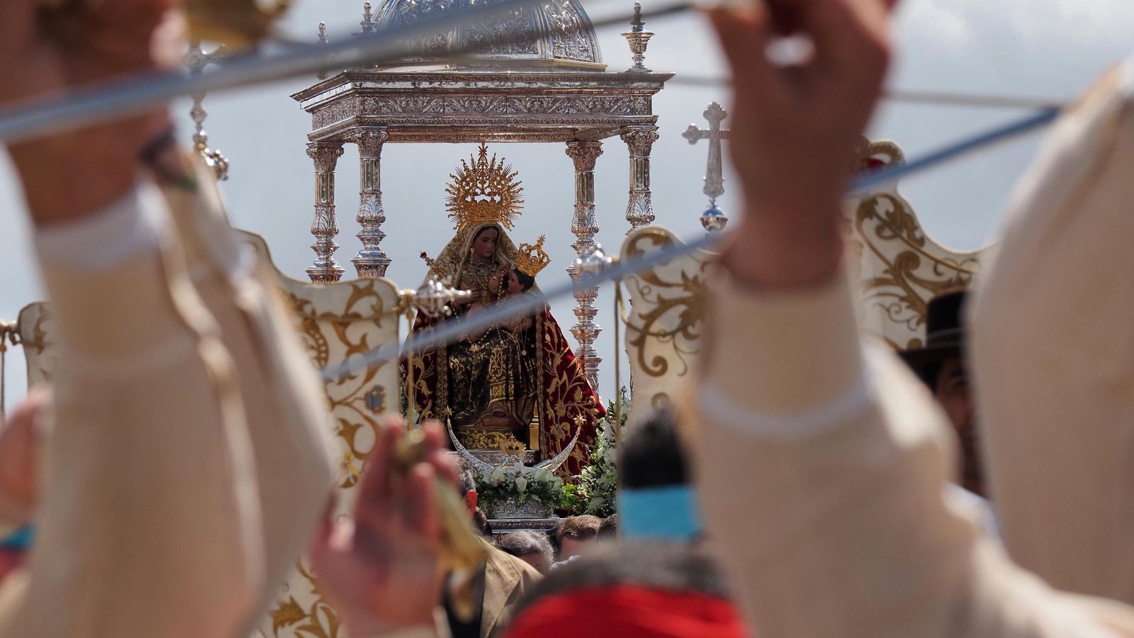 La Virgen de la Peña entre las espadas de sus danzaores, en un momento de la procesión de este domingo