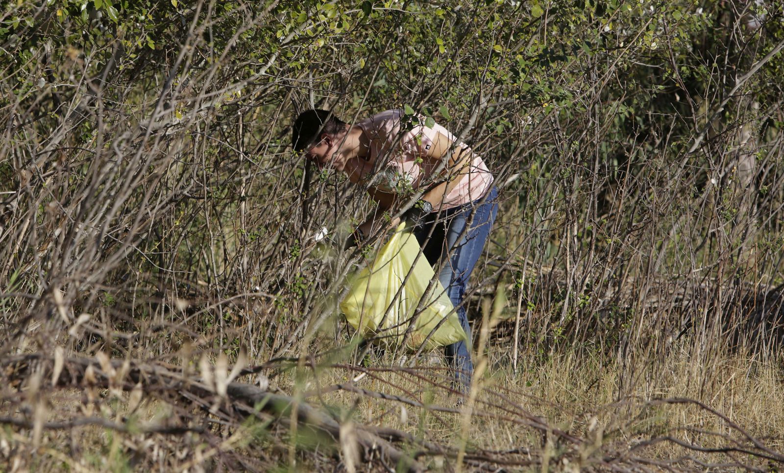 Recogida de basuras junto al río por el proyecto Mares Circulares.