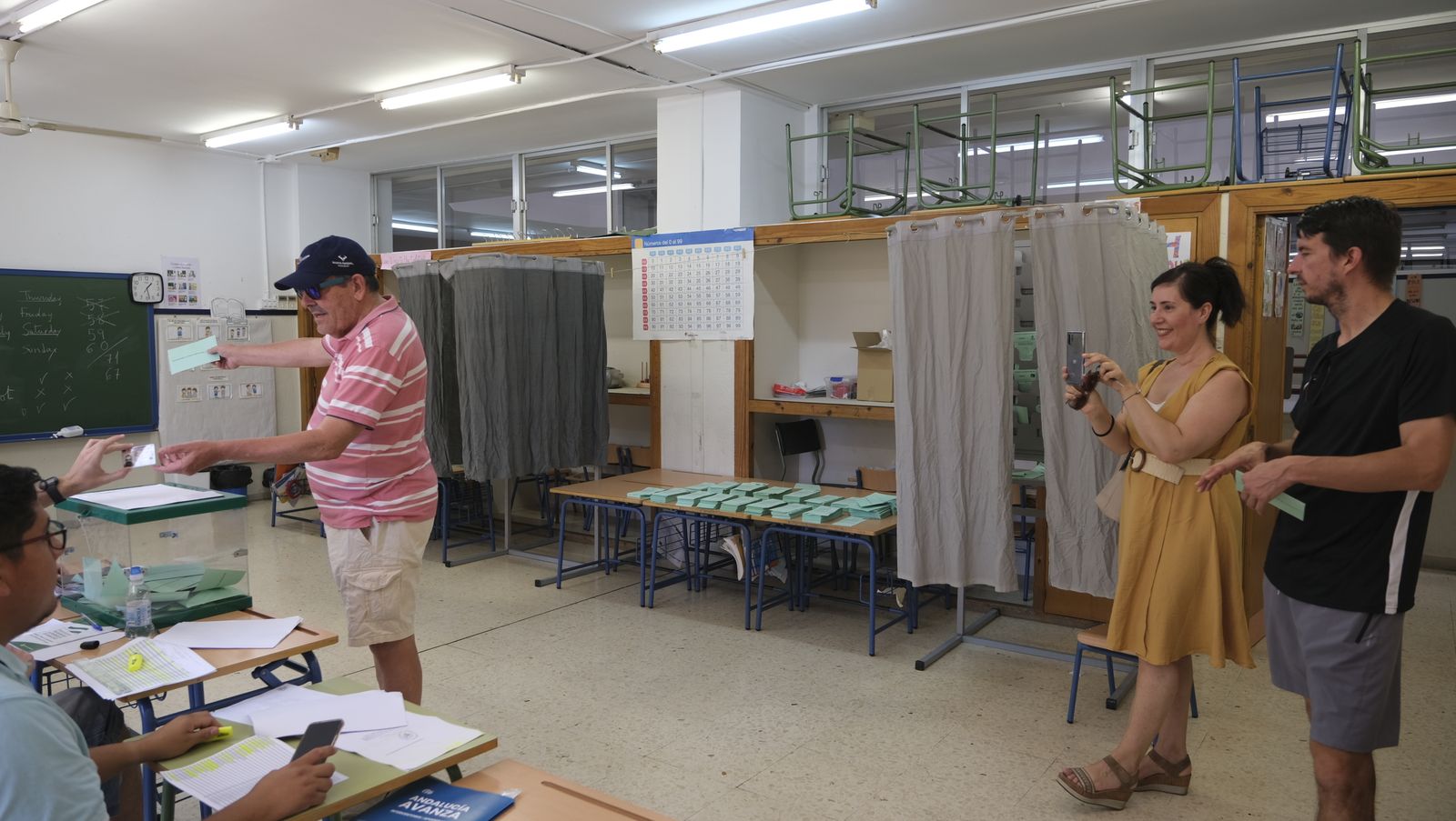 Imágenes de la votaciones en Almería al parlamento andaluz