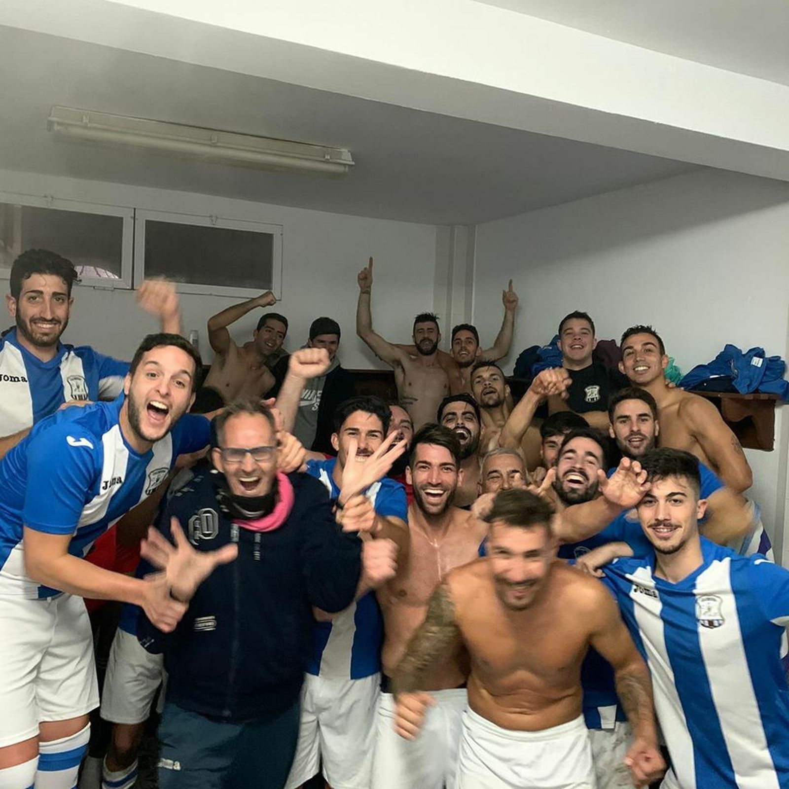 Los jugadores del Jerez Industrial celebran la victoria en Tesorillo.
