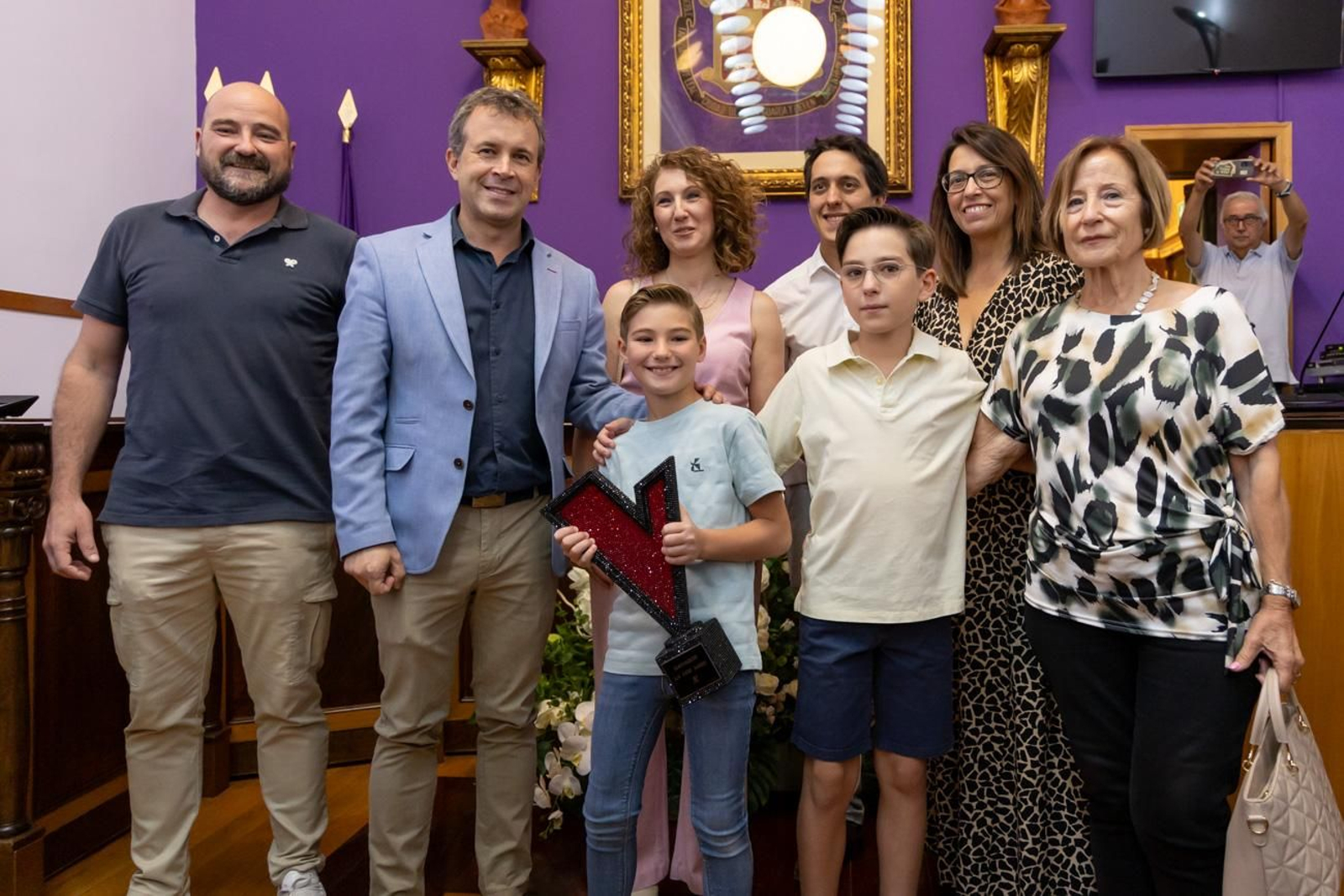 Recibimiento en el Salón de Plenos del Ayuntamiento de Lucas Paulano, el joven talento ganador de La Voz Kids 2025