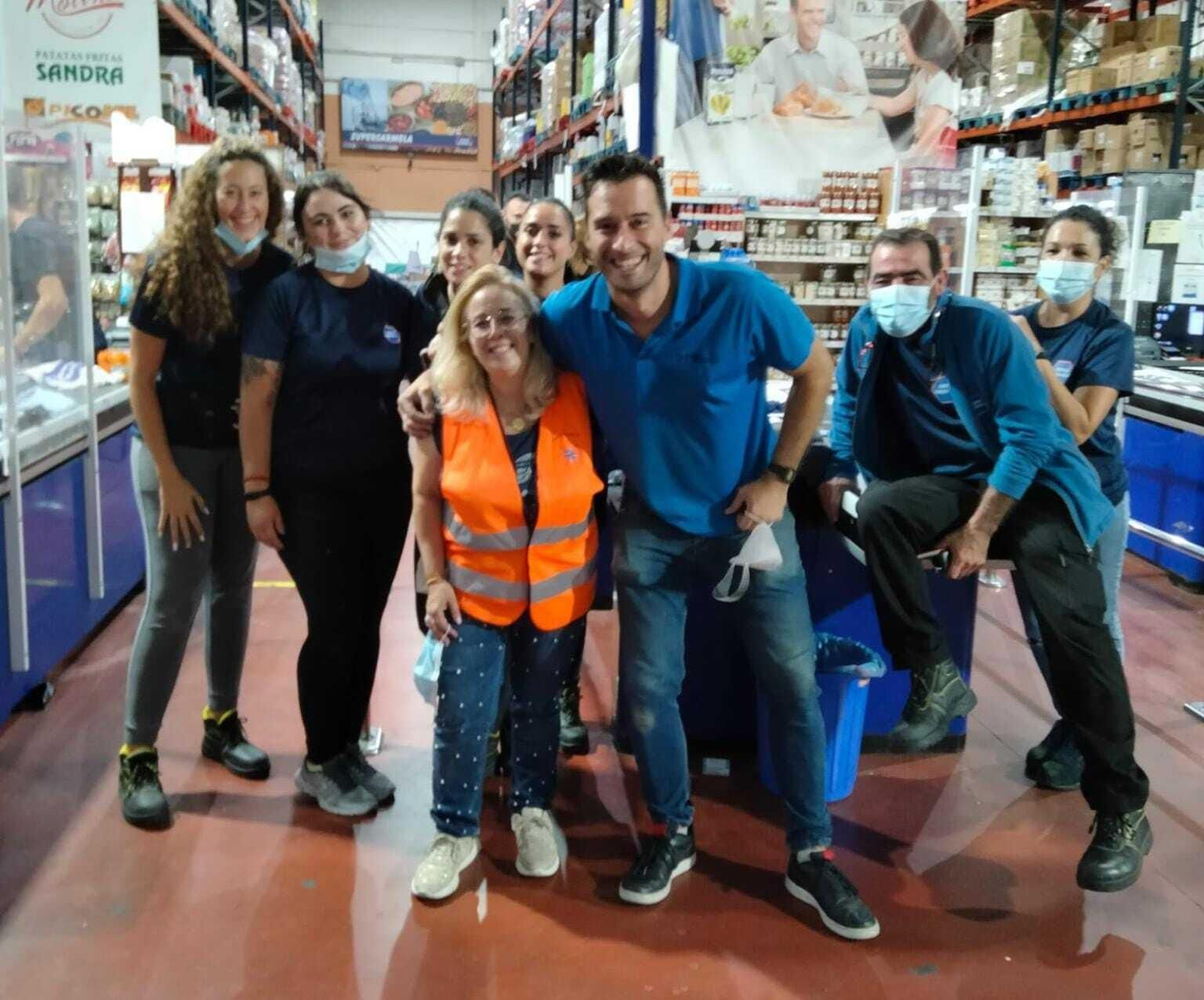 Charo López, de Punta del Norte, junto a los responsables del supermercado Carmela de Jerez.
