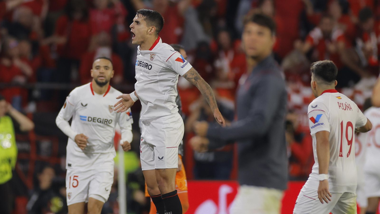Lamela festeja el triunfo final del Sevilla.