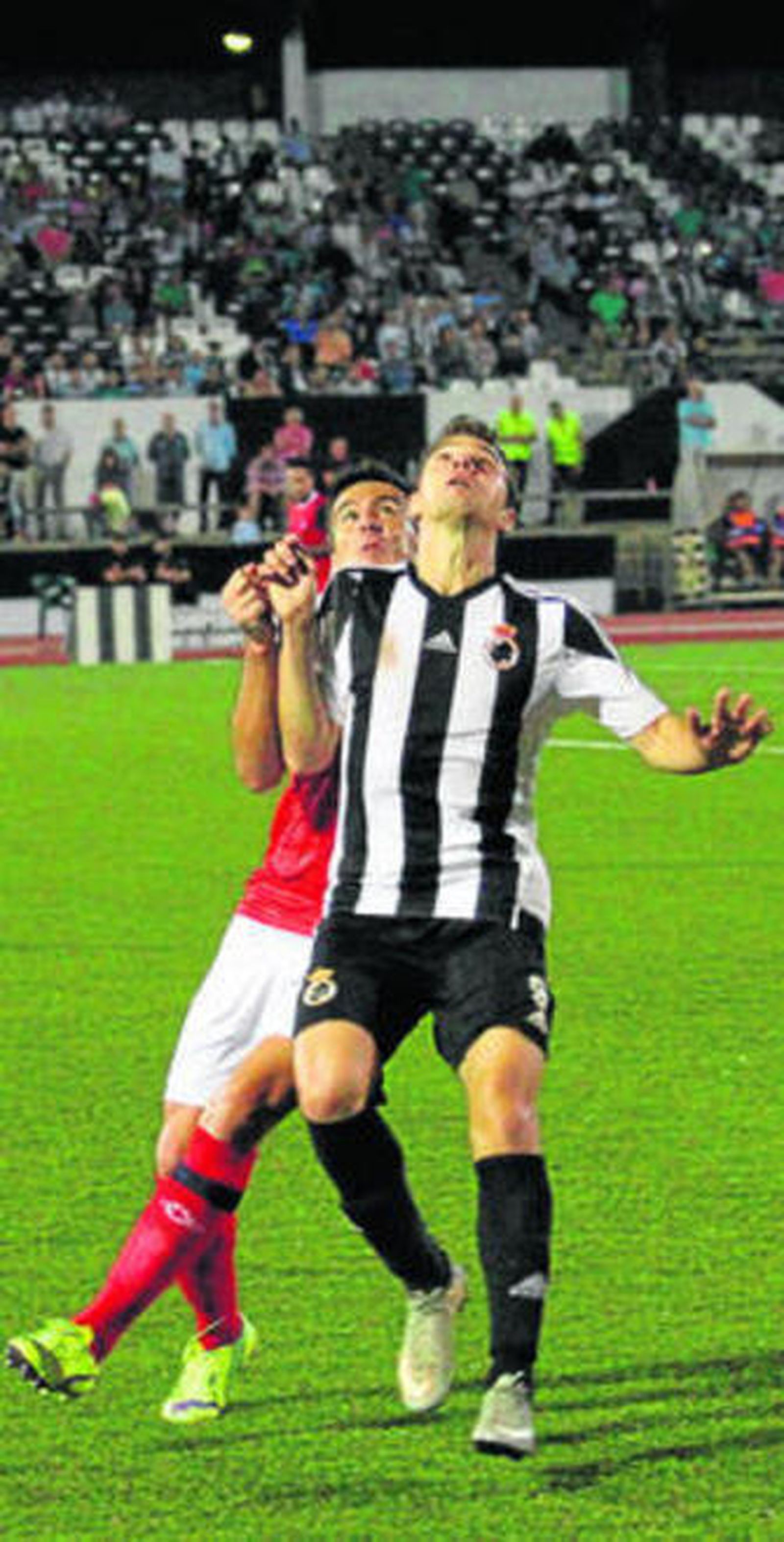 Espinar pelea la posición con un jugador del Recre, el miércoles.