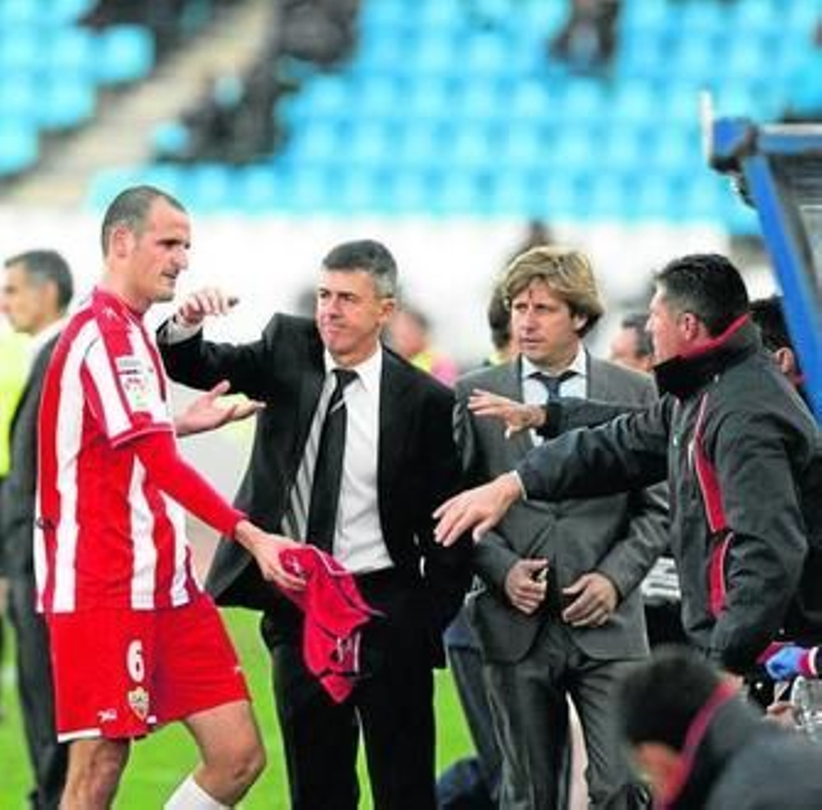 Alcaraz felicita a Soriano tras ser sustituido.