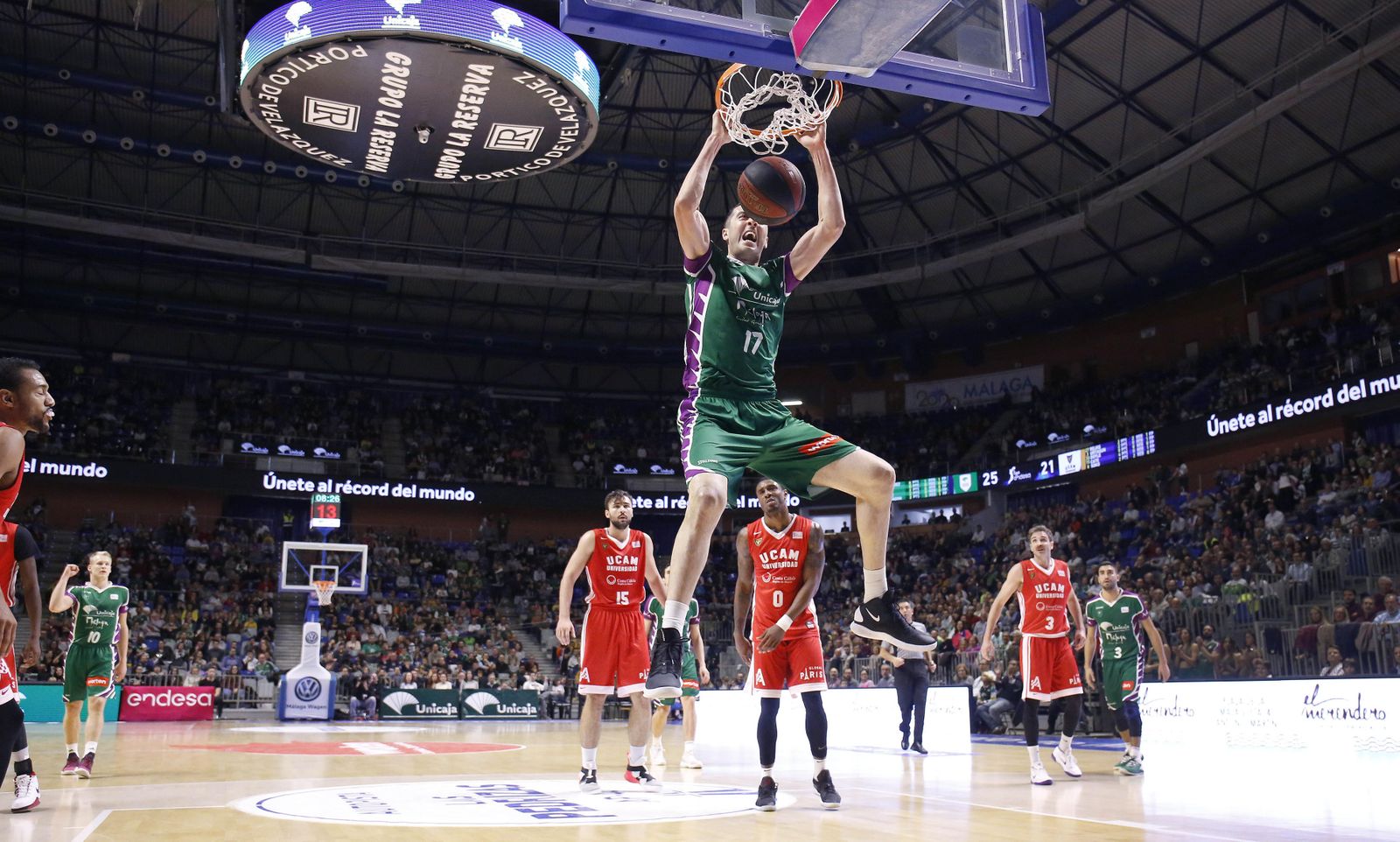 Shermadini realiza un mate durante el Unicaja-UCAM Murcia.