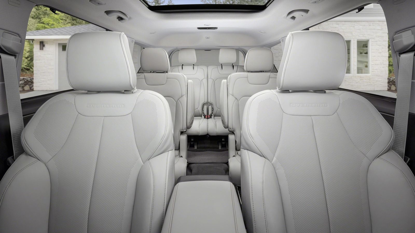 La configuración de serie del Grand Cherokee L será de seis plazas, dispuestas en tres filas de asientos. Todos son plegables y dan una superficie plana para la carga.