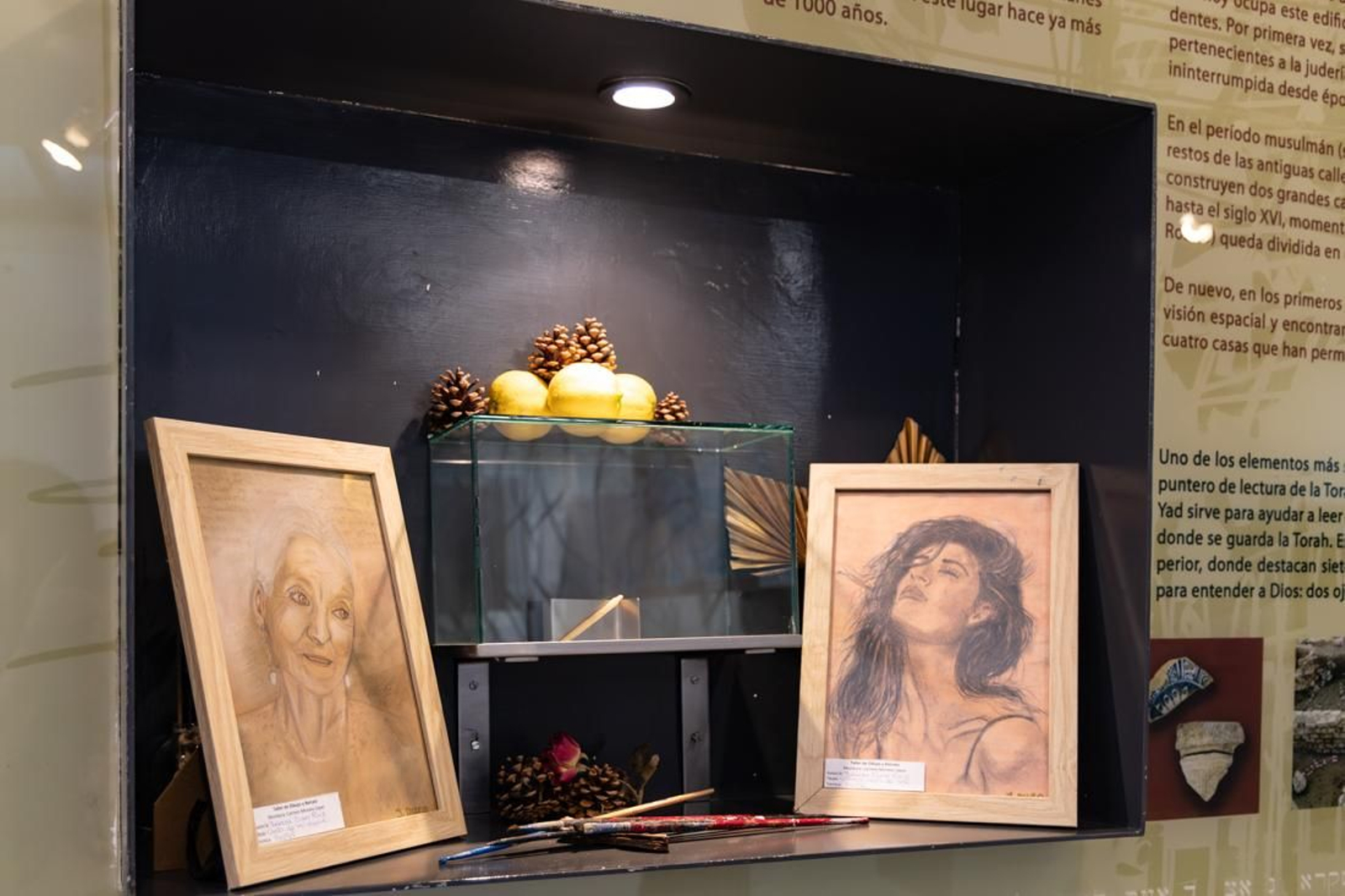 Carmen Moreno es la monitora al cargo de estos grupos que utilizan varias técnicas pictóricas. Los trabajos de pintura y fotografía de la Universidad Popular se exponen en la Sabetay